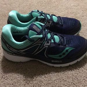 NWOT Saucony ISO Triumph sneakers